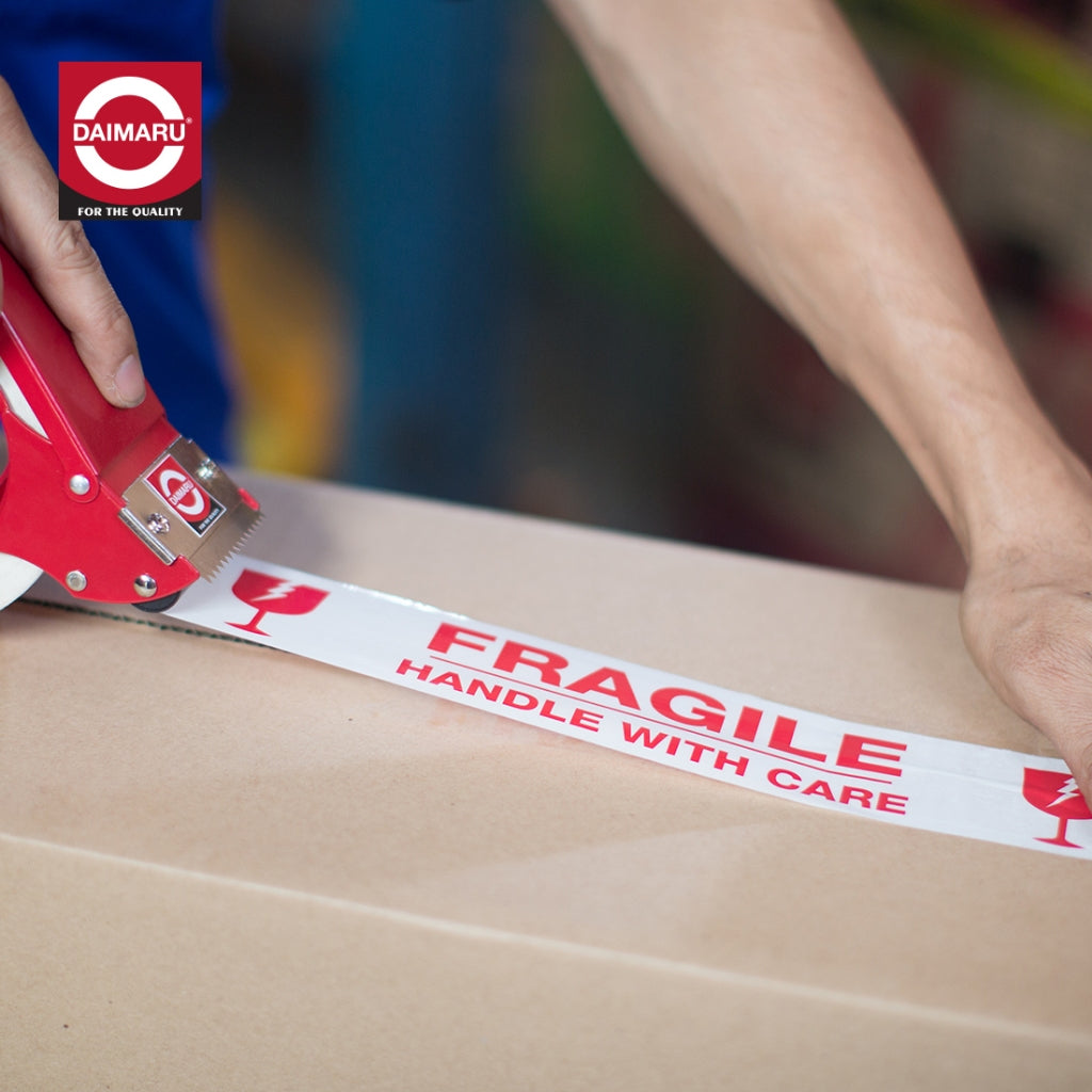 Daimaru OPP Printed Tape Lakban Fragile 48mm x 100M Tahan Air, Lem Kuat, Warna Putih, Tulisan Merah, untuk Pengepakan & Segel Dus